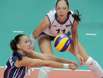26 очков Екатерины Гамовой помогли женской волейбольной сборной России стартовать с победы на Евро-2011. Подопечные Кузюткина в трёх сетах одолели Болгарию — 25:13, 26:24, 25:21.